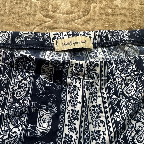 Daily Specials Elephant Leggings - Picture 2 of 4